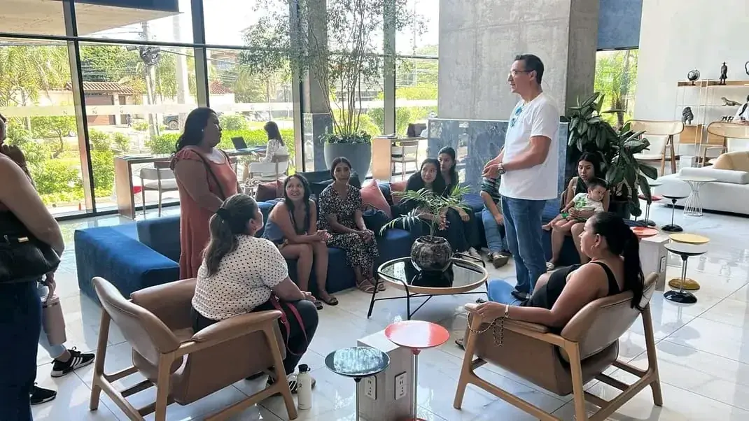 Reunión del equipo de Logísticas Yahweh: colaboradores sentados mientras uno de ellos dirige la charla